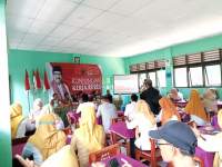 Gelar Reses, Komisi 10 DPR RI Berikan Bantuan Siswa SMPN 3 Solear