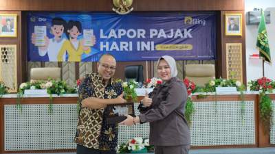 Kepala Kanwil DJP Banten dan Kepala Kejaksaan Negeri Lebak saling bertukar cindera mata