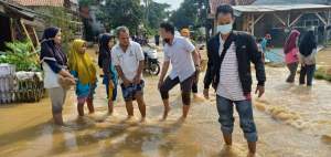 200 Lebih Warga Nanggung Terendam Banjir, Partai Gerindra Berikan Sembako