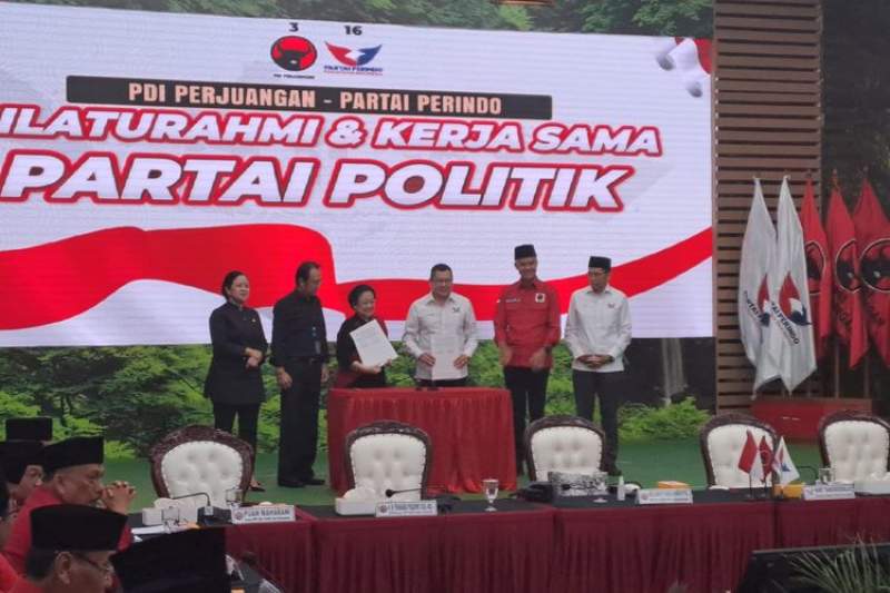 Ketum PDIP, Megawati Soekarnoputri bersama Ketum Partai Perindo, Hary Tanoesoedibjo dan bakal capres Ganjar Pranowo kerja sama politik PDIP-Partai Perindo di Kantor DPP PDIP, Jakarta, Jumat 9 Juni 2023.