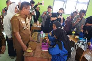 Gubernur Banten Andra Soni Tinjau Uji Coba MBG di SMKN 1 Anyer