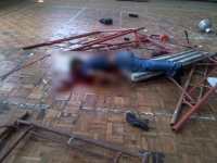 Masir saat terjatuh dari atas atap Gor Tangerang