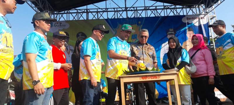 Camat Ciputat Timur, Rastra Yudhatama atau Yudha dan Wali Kota Benyamin Davnie potong nasi tumpeng prosesi peringatan HUT ke 17 Kecamatan Ciputat Timur.