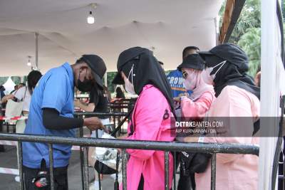 Petugas melakukan pemeriksaan kepada para penonton yang hendak menyaksikan konser Blackpink hari kedua di pintu 10 Gelora Bung Karno, Minggu (12/3/2023). (Aip/detak)