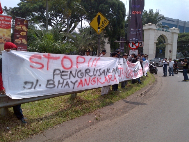 Linmas Muda saat aksi di depan Bunderan Alam sutera 