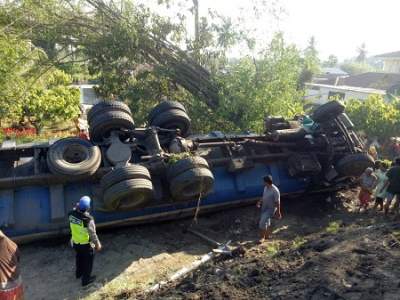 Truk muatan CPO terbalik di Serdang Bedagai.(istimewa).