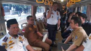Wakil Walikota Tangsel, Pilar Saga Ichsan didampingi Kepala Bapelitbangda, Eki Herdiana, dan petugas Dishub saat berada didalam bus untuk cek rute yang akan dilalui bus sekolah tersebut.