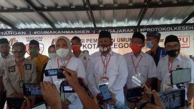 Saat Pendaftaran, Ati-Sokhidin Kompak Pakai Kemeja Putih