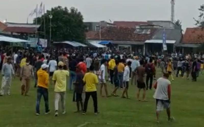  Tangkapan layar kericuhan di Lapangan Lotus Kedaung, Pamulang saat berlangsungnya laga kesebelasan Beringin melawan West Junior yang dimenangkan Beringin 1-0.