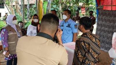 Mad Romli Pantau Pelaksanaan Pilkades Serentak Di Desa Bunar