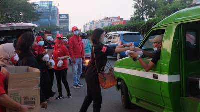 Alhamdulillah, Fraksi PDIP Tangsel Bareng Sayap Partai Sebar 1000 Takjil di BSD Serpong