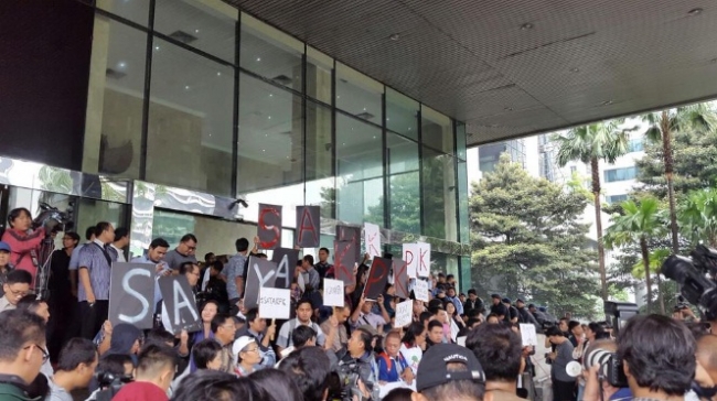 Suasana saat puluhan massa berdemo di gedung KPK