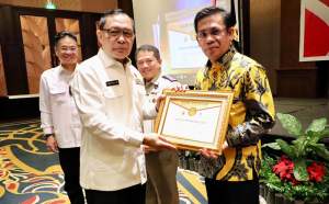 Kepala Kantor Pertanahan Kota Tangsel, Harison Mocodompis terima penghargaan MAPI Award.