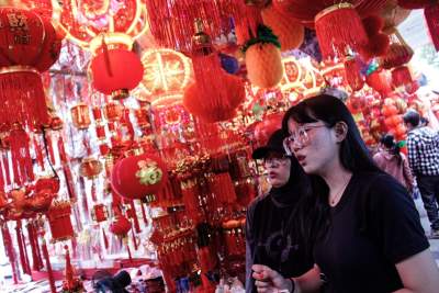 FOTO: Berburu Pernak Pernik Imlek di Pencinan Glodok