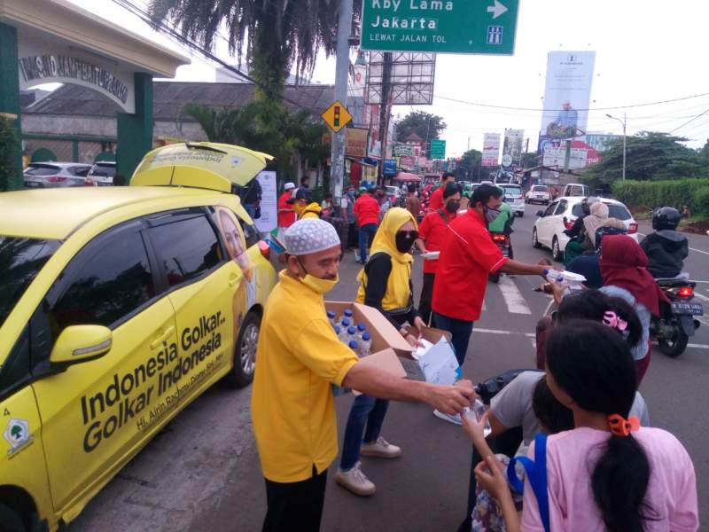 Kader Golkar dan SOKSI Tangsel saat bagi-bagi makanan siap saji di Jalan Raya Tegal Rotan, Ciputat.