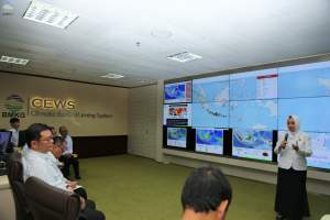 Kepala Badan Meteorologi, Klimatologi, dan Geofisika (BMKG), Dwikorita, saat memberikan pengarahan di kantornya di Jakarta