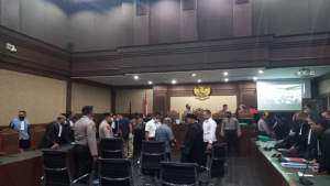 Gubernur Papua non-aktif Lukas Enembe menjalani sidang dakwaan di pengadilan Tindak Pidana Korupsi, Jakarta, Senin (19/6/2023).