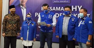 Siti Nur Azizah dan Ruhamaben usai terima SK dari Ketua Umum Demokrat, Agus Harimurti Yudhoyono.