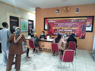Dukung Herd Immunity, Ratusan Warga Ikuti Vaksinasi di Polres Serang