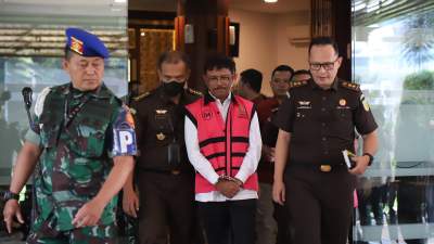 Penampakan Menkominfo Johnny G. Plate usai resmi ditetapkan sebagai tersangka dugaan korupsi BTS di Kejaksaan Agung, Rabu (17/5/2023).