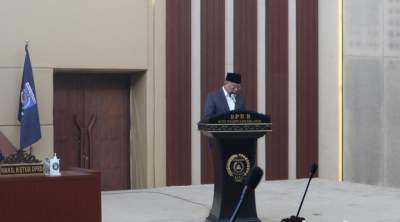 Walikota Tangsel Benyamin Davnie saat sampaikan laporan nota keuangan APBD 2023 di DPRD Kota Tangsel.