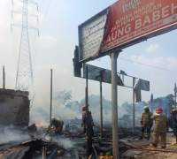 Rumah Makan di Bugel Tigaraksa Ludes Terbakar
