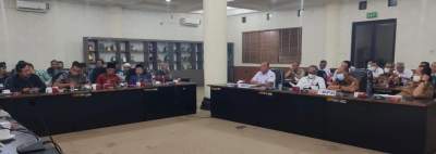 Suasana RDP antara Komisi I DPRD Cilegon, masyarakat Cilegon pelaku UMKM bersama PT KS dan PT KBS di Ruang Rapat DPRD Kota Cilegon, Senin (13/6/2022).