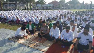 Ratusan warga Rajeg Zikir di Halaman Kantor Kecamatan