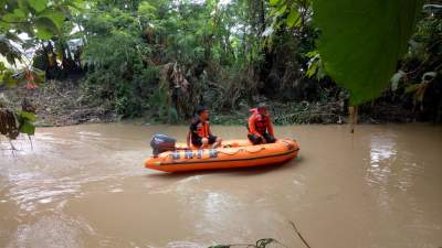 Petugas gabungan saat melakukan pencarian terhadap korban hanyut, Selasa (5/5).