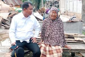 Bupati Serdang Bedagai, Darna Wijaya berbincang dengan seorang lansia.