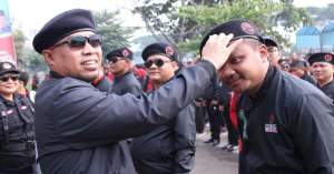 Ketua PAC PDIP Kota Tangsel, Wanto Sugito menyematkan baret Satgas kepada salah satu Ketua PAC kecamatan di Kota Tangsel.