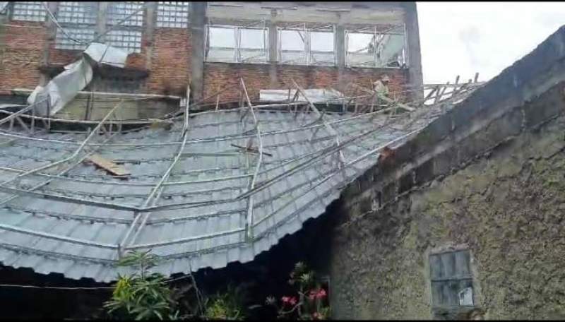 Angin Kencang, 6 Rumah Rusak Tertimpa Atap Bangunan Sekolah di Pamulang