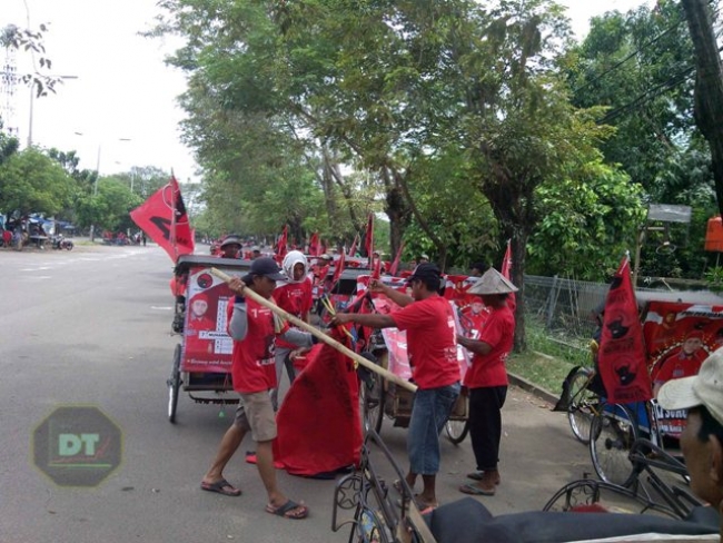 suasana simpatisan pdip mulai rame mendatangi lokasi kampaye