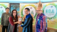 Saleh Husin Menteri Perindustrian RI memberikan penghargaan kepada Tina Tjintawati Corporate Communication Division Head Bank OCBC NISP. 