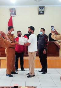 Camat Sukadiri Salurkan Bansos Kemensos RI ke Pembina Pramuka