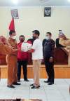 Camat Sukadiri Salurkan Bansos Kemensos RI ke Pembina Pramuka
