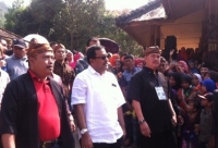 Gubernur Disambut Hadiah Ikat Kepala