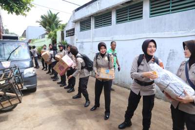 Personel Gabungan Polwan Berikan Trauma Healing dan Bantu Korban Banjir Jakarta