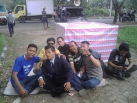 Pendemo dari berbagai kalangan mengepung Kantor Setda