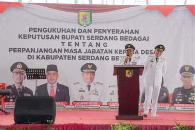 Bupati Serdang Bedagai, Darma Wijaya, bersama Wakil Bupati Adlin Tambunan memberikan sambutan didepan ratusan kepala desa