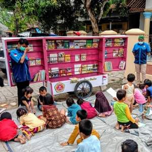Perpustakaan Keliling Suluh Anak Desa Boni Sari Ajak Anak - Anak Belajar
