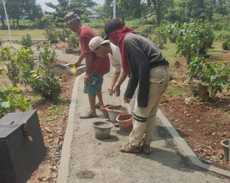 Pengerasan Akses ke Makam di Desa Sindang Panon Dipadat Karyakan