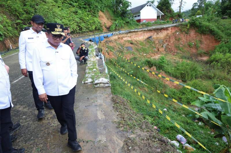 Tinjau Longsor Ruas Jalan Cipanas&ndash;Ciparay, Gubernur Banten: Rehabilitasi Dimulai Juli 2025
