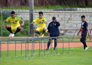 pemain Cilegon United sedang berlatih