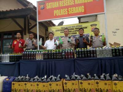 Ribuan Botol Miras Diamankan Polres Serang