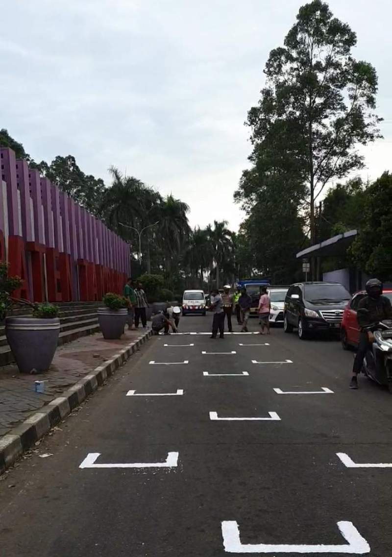 Polresta Tangerang Bikin Garis Jaga Jarak Motor Mirip MotoGP