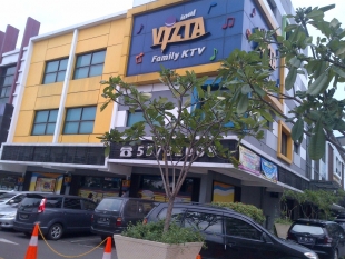 Tampak tempat karaoke Inul Vizta