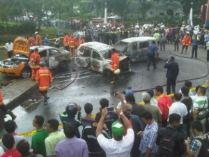 Akibat Tabrakan, Mobil Terbakar