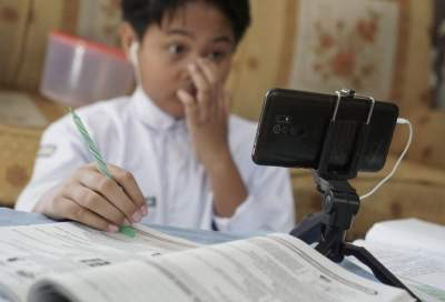 Ilustrasi siswa sekolah menggunakan perangkat internet melalui ponsel.