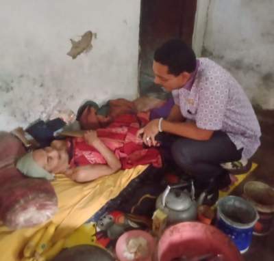 Komisi IV DPRD Kota Serang Partai Nasdem Ahmadi di dampingi kades Singamerta Ade Faisal saat meninjau kediaman mbah Sarani.